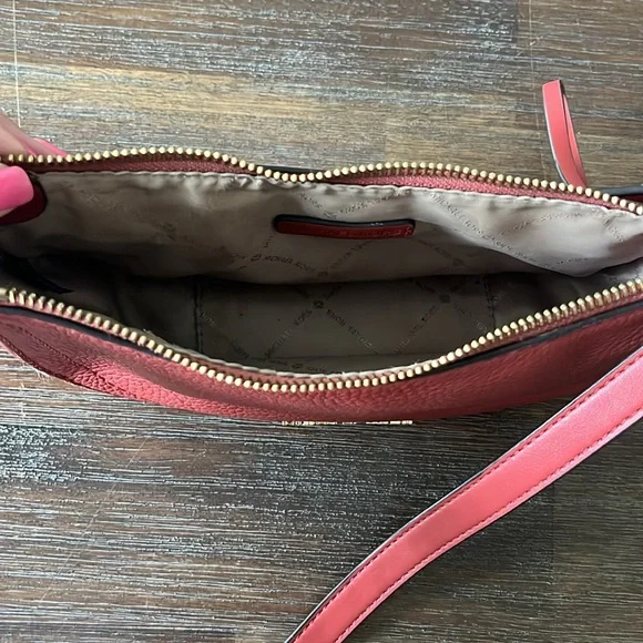 Michael Kors crossbody Purse - Picture 4 of 5